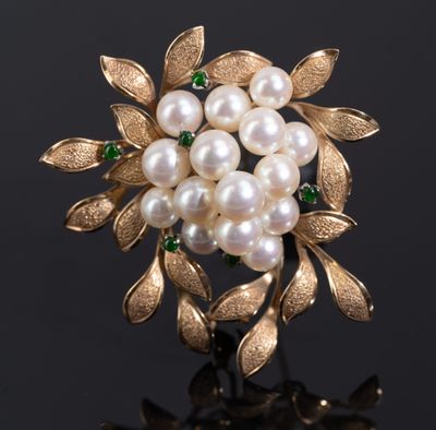 an image of a gold and pearl broochle with leaves