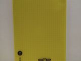 un dossier jaune posé sur une table blanche