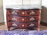 une commode en marbre dans le coin d'une pièce