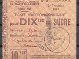 un vieux billet portant un cachet, posé sur une surface en bois