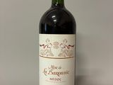 une bouteille de vin posée sur une table