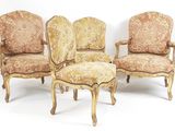 quatre chaises et un tabouret sont alignés