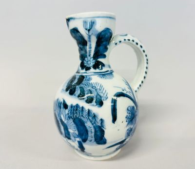 JAPON, attribué à Arita. Verseuse en porcelaine à décor émai…