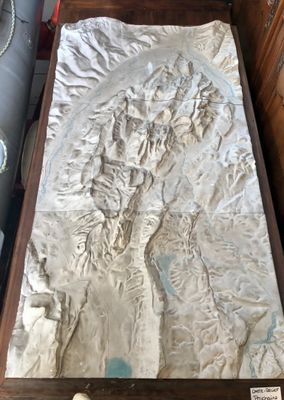 une boîte en bois contenant une carte d'une montagne