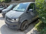 plusieurs voitures garées les unes à côté des autres dans un parking