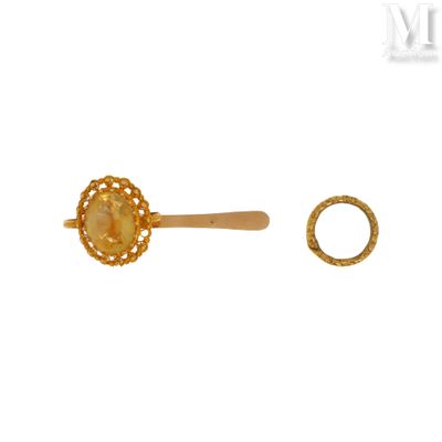 une image représentant une paire de bagues en or et une bague