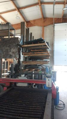 une image représentant une grande machine à l'intérieur d'un bâtiment