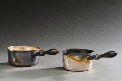 deux casseroles posées l'une à côté de l'autre sur une table