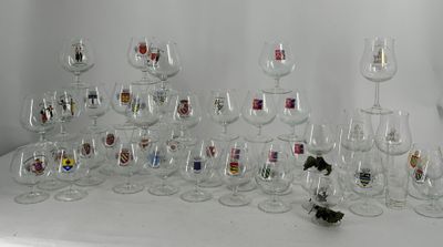 un grand nombre de verres à vin posés sur une table