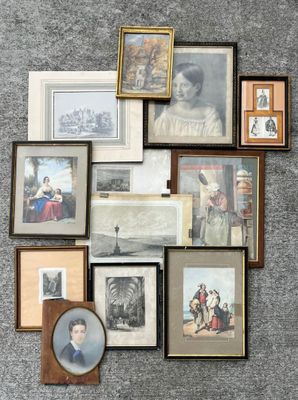 de nombreuses photos encadrées sur le mur de cette pièce