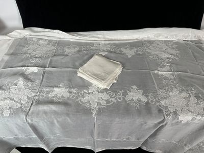 un lit recouvert d'une couette blanche et d'une couverture blanche par-dessus