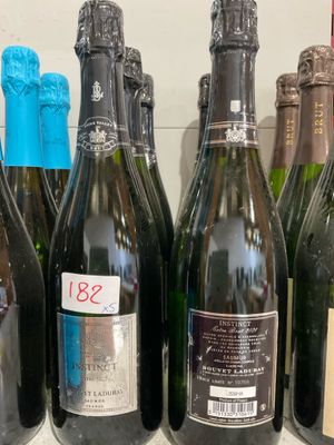 des bouteilles de vin sont alignées sur une étagère dans un magasin