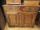 une armoire en bois surmontée d'un miroir