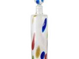 une image représentant une bouteille en verre ornée d'un motif coloré