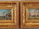 une paire de peintures à l'huile représentant des bateaux, dans un cadre doré, accrochées au mur