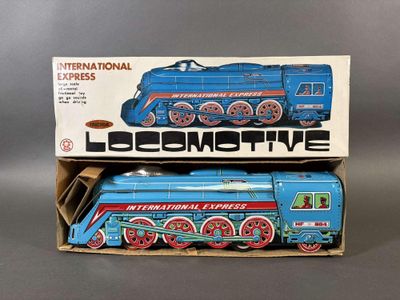 une locomotive bleue posée sur une boîte en carton