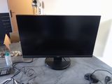 un écran d'ordinateur posé sur un bureau avec un clavier et une souris