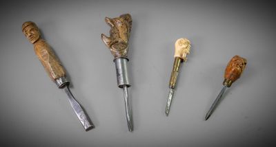quatre types différents d'outils de sculpture sur bois posés sur une surface grise
