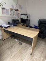 Un mobilier de bureau en mélaminé façon bois, avec plateau d…