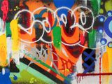 un graffiti sur le mur d'un immeuble déjà couvert de graffitis