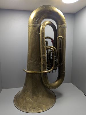 Tuba en laiton à trois pistons ; estampillé COUTURIER à Lyon… - Photo 1