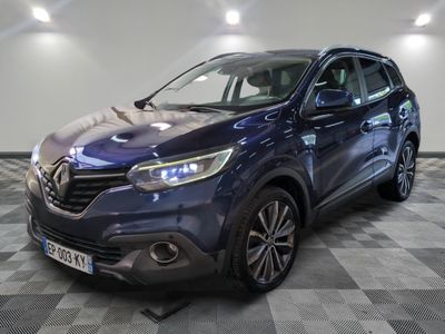 la voiture bleue est garée sur le sol en damier d'un garage