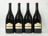 trois bouteilles de vin sont alignées sur une table