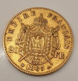 une pièce d'or surmontée d'une couronne