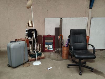 Lot comprenant fauteuil dactylo, miroir, valises, lampadaire…