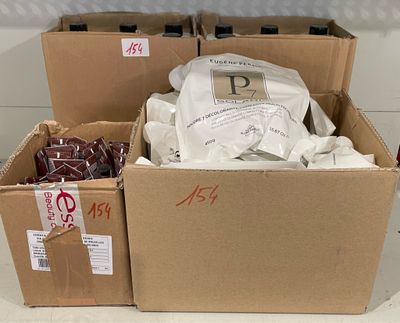 deux boîtes de nourriture posées sur une table