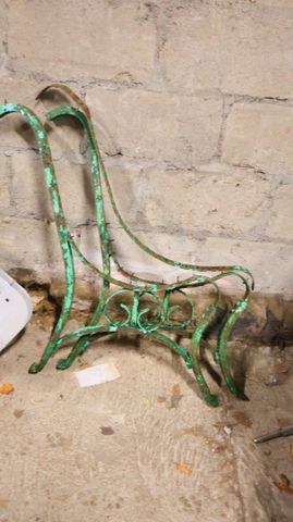Deux piètements de bancs en fonte