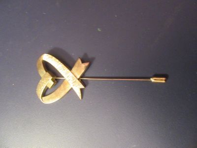 une image représentant une broche en or ornée d'une étoile