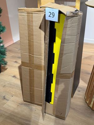 une boîte en carton munie d'une fermeture éclair, avec un sapin de Noël en arrière-plan