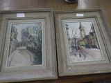 deux photos encadrées représentant une scène de rue, posées sur une table