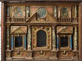 une maison de poupées en bois avec une horloge sur la façade