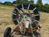 une grande roue qui se trouve au milieu d'un champ