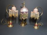 trois lampes ornées de franges, posées sur une table