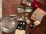 une table sur laquelle sont posés de l'argenterie et d'autres objets