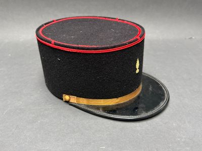 chapeau haut-de-forme noir avec un liseré rouge sur fond gris