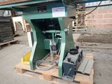 a machine that is sitting on top of a pallet
