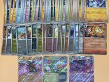une photo montrant une collection de cartes Pokémon posée sur une table