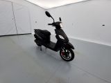 un scooter garé dans une pièce