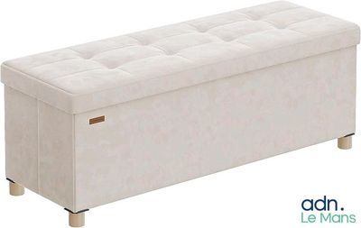 un gros plan d'un banc sur lequel est posé un coussin