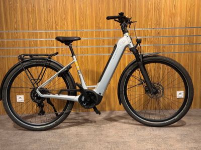 le vélo électrique est garé devant un mur en bois