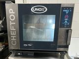un petit four posé sur un plan de travail dans une cuisine