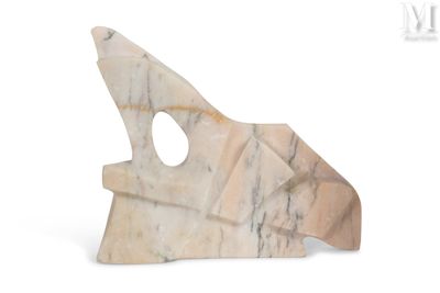 une sculpture en marbre représentant un requin sur fond blanc