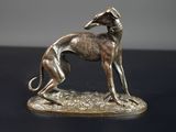 statue en bronze représentant un lévrier sur un fond noir