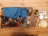 une boîte remplie de jouets variés posée sur une table en bois