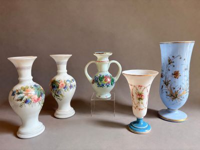 cinq vases posés sur une table