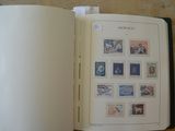 un livre ouvert avec des timbres, posé sur une table
